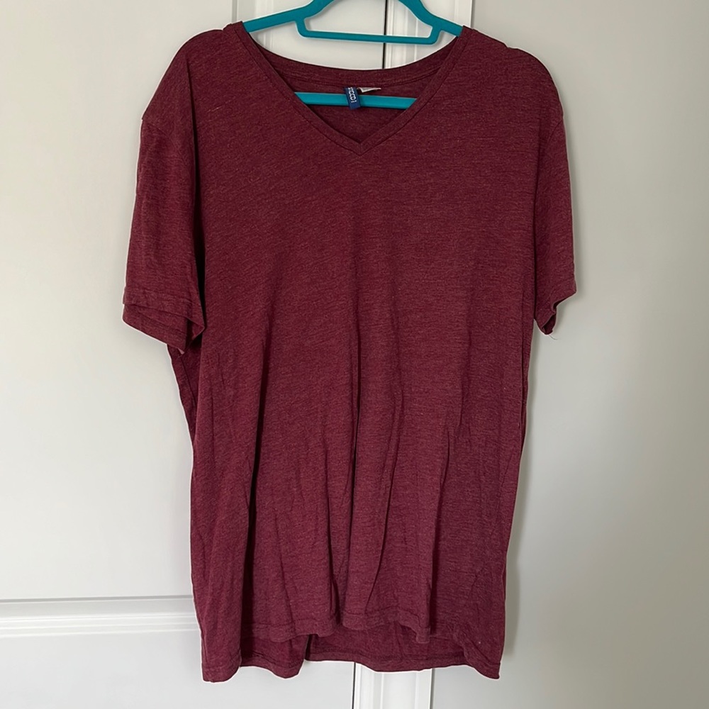 H&M Men’s XL V-Neck Shirt // Maroon